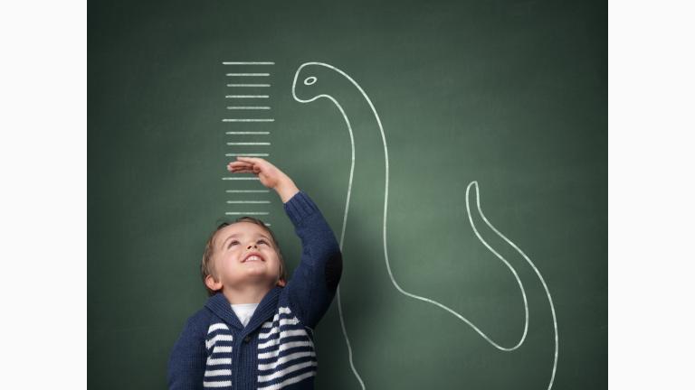 Niño midiendo su estatura