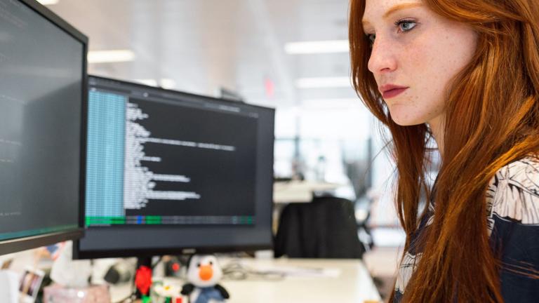 Mujer programadora de computadoras.