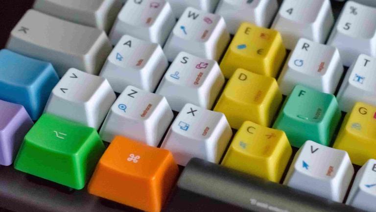 Teclado con teclas de diferentes colores.